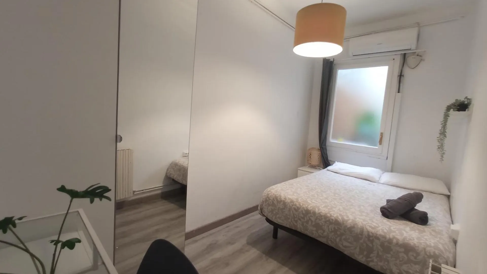 Hostal Private Rooms On Tamarit Street Barcelona